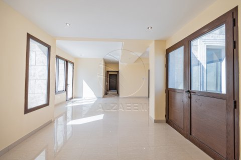 Vila u Abu Dhabi, UAE 6 spavaćih soba, 500 m2 Br. 662783 - fotografija 10