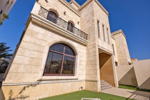 Vila u Abu Dhabi, UAE 6 spavaćih soba, 500 m2 Br. 662783 - fotografija 1