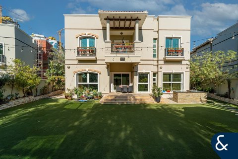 Villa in Dubai Sports City, Dubai, UAE 5 bedrooms, 460 sq.m. № 671240 - photo 1