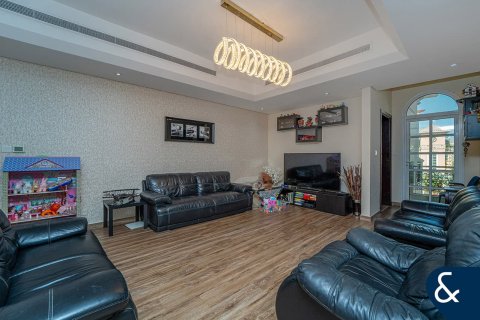 Villa in Dubai Sports City, Dubai, UAE 5 bedrooms, 460 sq.m. № 671240 - photo 10