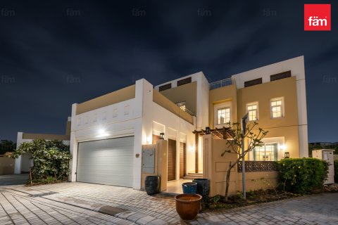 Villa till försäljning i Dubai, UAE 3 sovrum, 548.1 kvm Nr. 660464 - fotografi 2