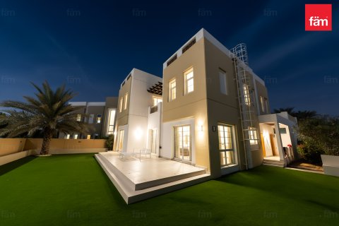 Villa till försäljning i Dubai, UAE 3 sovrum, 548.1 kvm Nr. 660464 - fotografi 3