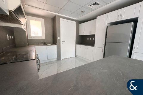 Vila v The Lakes, Dubai, SAE 3 spálne, 234 m2 č. 668460 - Fotografia 3