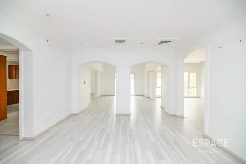 Vila di Meadows, Dubai, UAE 5 bilik tidur, 575 meter persegi № 650223 - foto 3