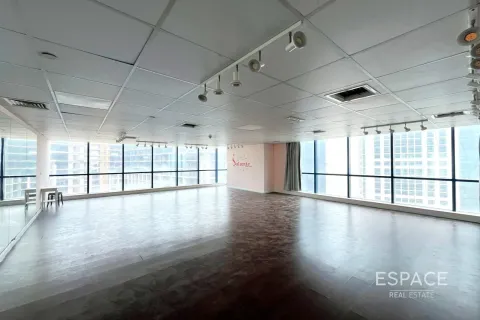 Office in Jumeirah Lake Towers, Dubai, UAE 116 sq.m. № 650225 - photo 2