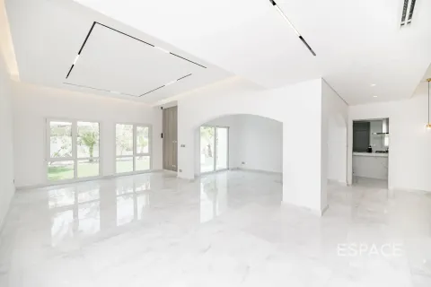 Villa in Meadows, Dubai, UAE 5 bedrooms, 353 sq.m. № 650226 - photo 2
