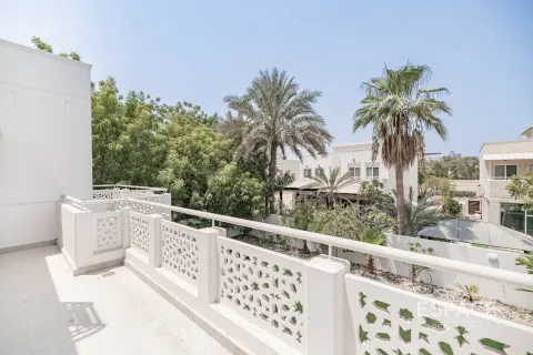 Villa in Meadows, Dubai, UAE 5 bedrooms, 353 sq.m. № 650226 - photo 17