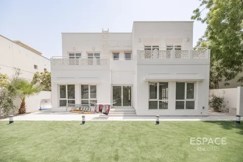 Villa in Meadows, Dubai, UAE 5 bedrooms, 353 sq.m. № 650226 - photo 1