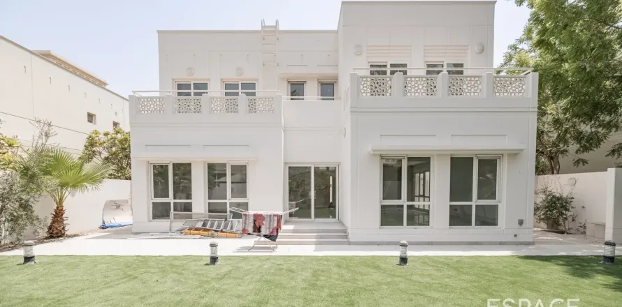 Villa in Meadows, Dubai, UAE 5 bedrooms, 353 sq.m. № 650226