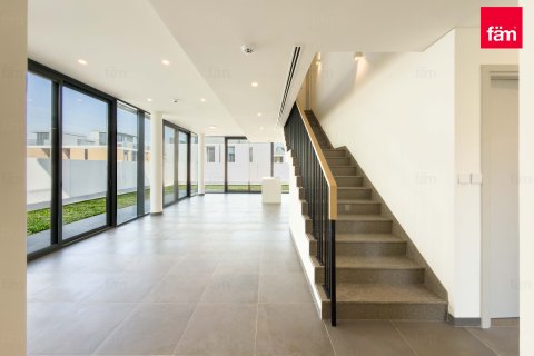 Villa in Dubai, UAE 5 bedrooms, 420 sq.m. № 682282 - photo 2