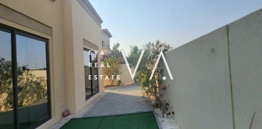 Villa in Dubai, UAE 5 bedrooms, 638.5 sq.m. № 637721