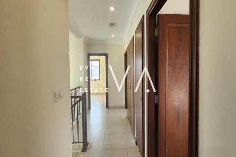 Villa in Dubai, UAE 5 bedrooms, 638.5 sq.m. № 637721 - photo 18