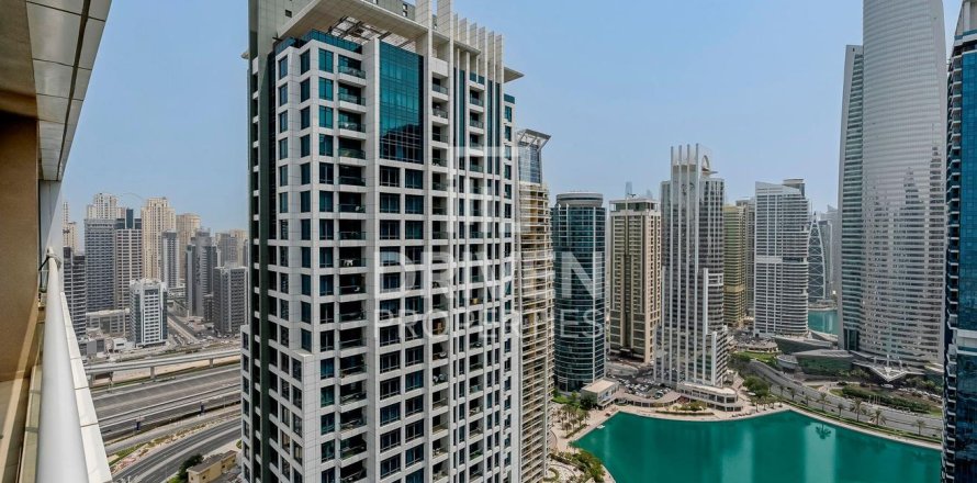 Apartment in Jumeirah Lake Towers, Dubai, UAE 2 bedrooms, 185 sq.m. № 654259