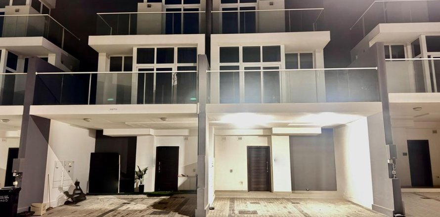 Dubai, संयुक्त अरब अमीरात में विला, 5 बेडरूम, 112.2 वर्ग मीटर, संख्या 686128