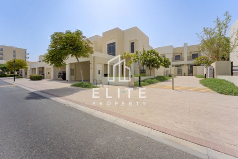 Townhouse in Town Square, Dubai, UAE 4 bedrooms, 220 sq.m. № 736026 - photo 1