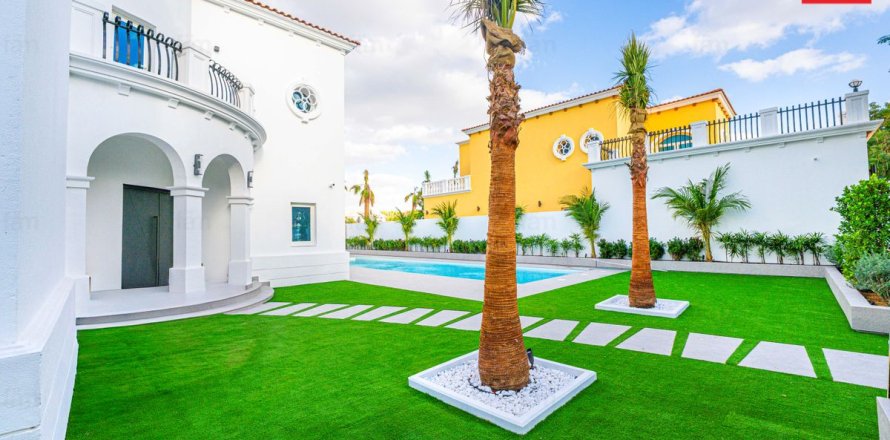 Villa in Jumeirah Park, Dubai, UAE 5 bedrooms, 801.7 sq.m. № 687528