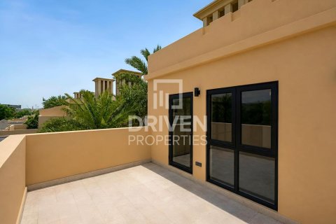 Vila di Umm Suqeim, Dubai, UAE 4 bilik tidur, 408.31 meter persegi № 745401 - foto 22