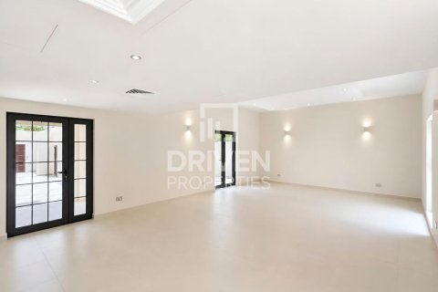 Villa in Umm Suqeim, Dubai, VAE: 4 Schlafzimmer, 408.31 m2 Nr. 745401