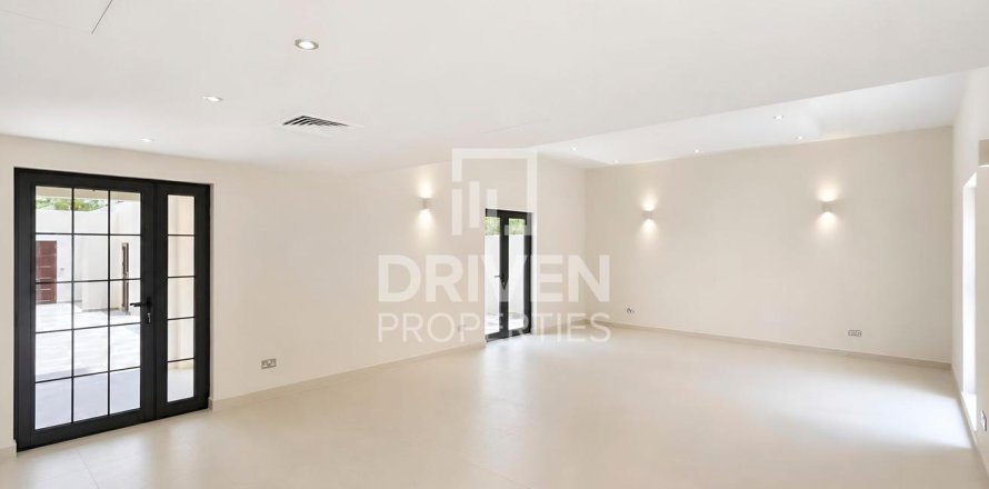 Vila di Umm Suqeim, Dubai, UAE 4 bilik tidur, 408.31 meter persegi № 745401
