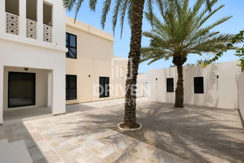 Vila di Umm Suqeim, Dubai, UAE 4 bilik tidur, 408.31 meter persegi № 745401 - foto 26