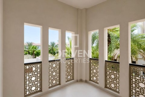 Vila di Umm Suqeim, Dubai, UAE 4 bilik tidur, 408.31 meter persegi № 745401 - foto 21