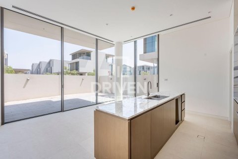 Vila v Nadd Al Sheba, Dubai, SAE 4 spálne, 474.46 m2 č. 764937 - Fotografia 3