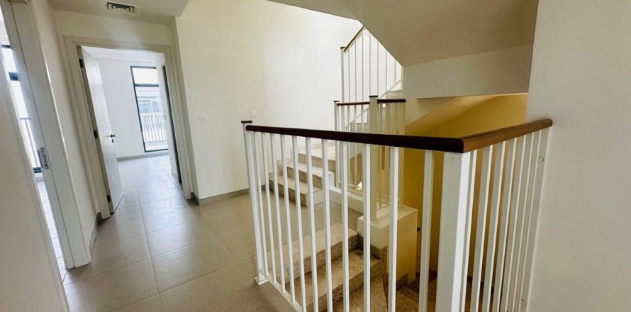 Villa asukohaga Dubai, AÜE: 4 magamistoaga, 601.6 m² Nr 633782