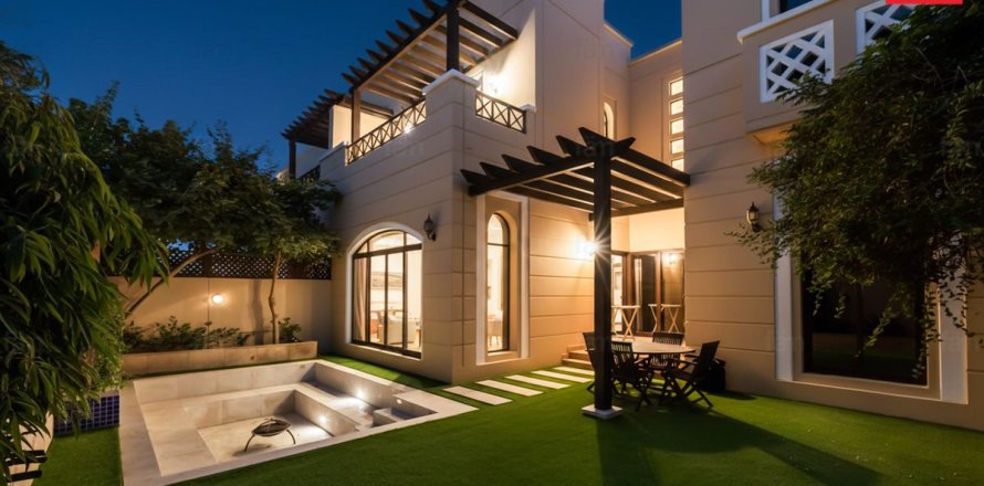 Rijtjeshuis in Dubai, VAE 4 slaapkamers, 303.7 vr.m. nr 661595