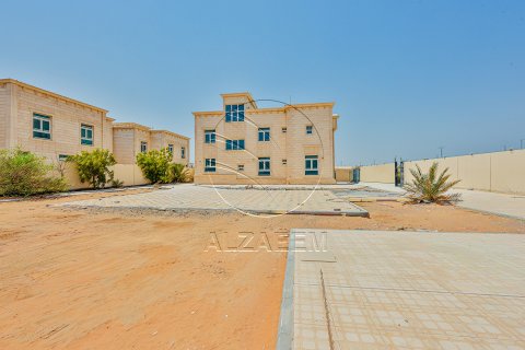 Villa te huur in Abu Dhabi, VAE 10 slaapkamers, 800 vr.m., nr 662944 - foto 1