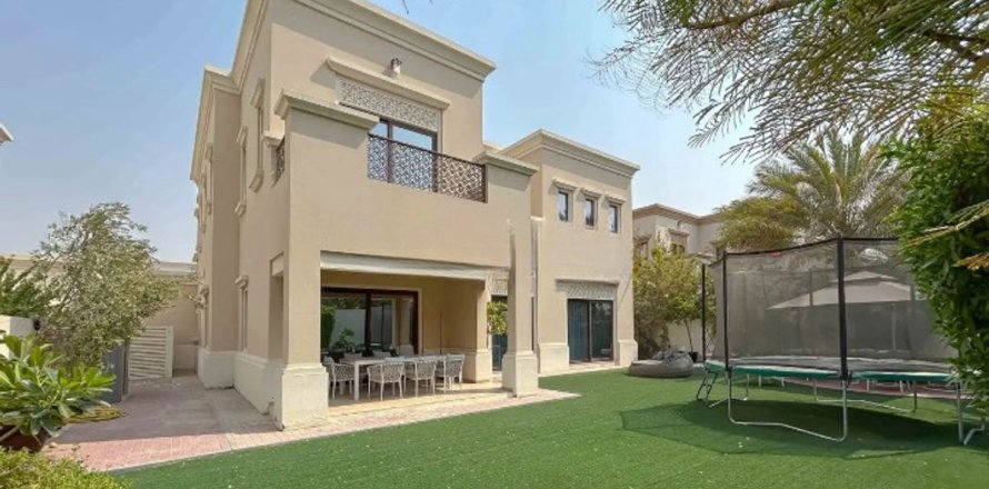 וילה ב Dubai, איחוד האמירויות 4 חדרי שינה, 640 מ"ר מספר 763792