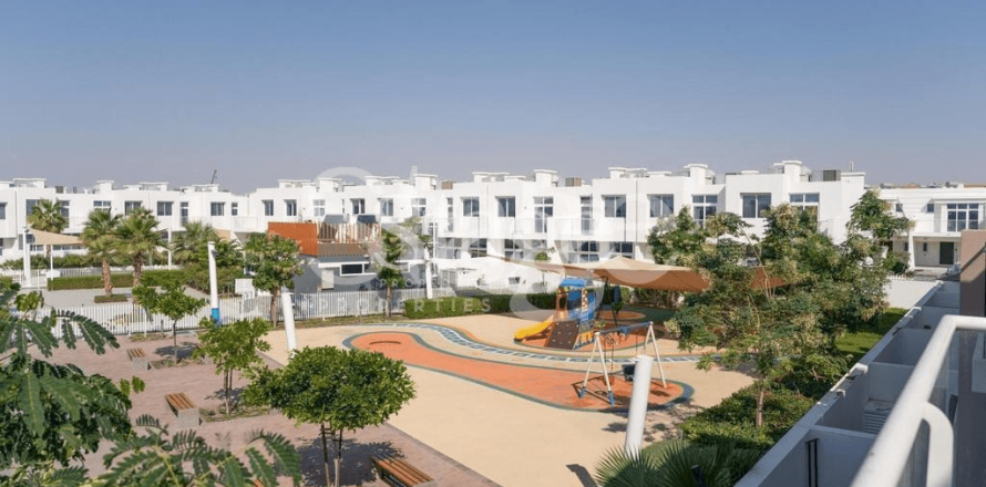 Shtëpi në qytet në Dubai, Emiratet e Bashkuara Arabe 4 dhoma gjumi, 112 m2. № 642394
