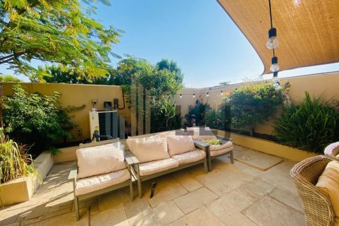 Вилла Al Raha Gardens, Абу-Даби, БАӘ-да 5 жатын бөлмелер, 585.3 м² № 669049 - фото 3