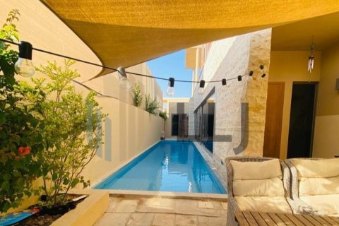 Вилла Al Raha Gardens, Абу-Даби, БАӘ-да 5 жатын бөлмелер, 585.3 м² № 669049 - фото 1