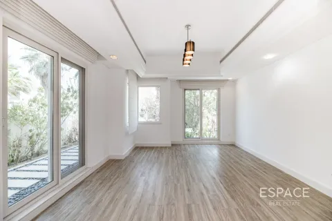 Üürile anda villa asukohaga Dubai Sports City, Dubai, AÜE: 5 magamistoaga, 401 m² Nr 650108 - pilt 2