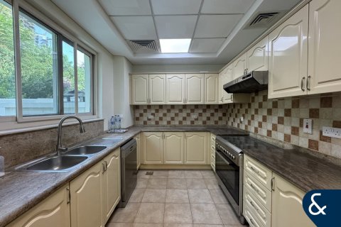 Зняти в оренду таунхаус в Dubai Sports City, Дубай, ОАЕ 4 спальні, 311м2, № 668299 - фото 2