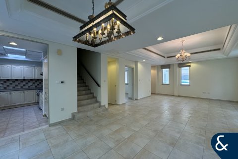 Зняти в оренду таунхаус в Dubai Sports City, Дубай, ОАЕ 4 спальні, 311м2, № 668299 - фото 1