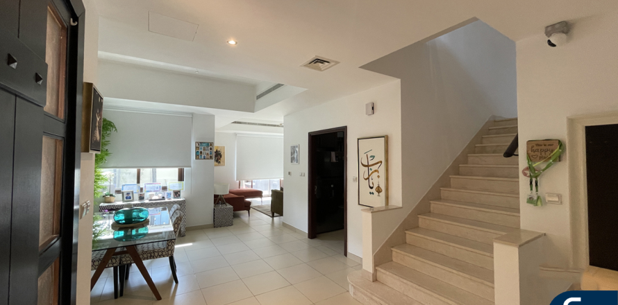 Huvila Reem, Dubai, Arabiemiraatit 4 makuuhuonetta, 237 m2 № 668101