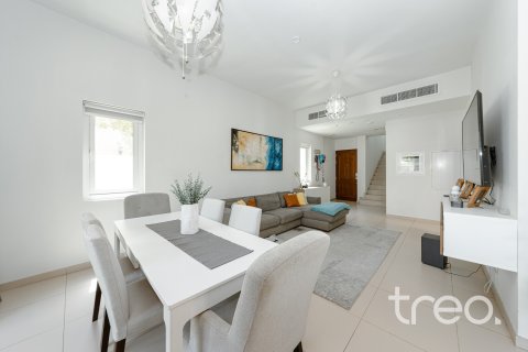 Dubai, BAE’de satılık sıra ev 3 yatak odası, 244.43 m&sup2; No 741065 - fotoğraf 2