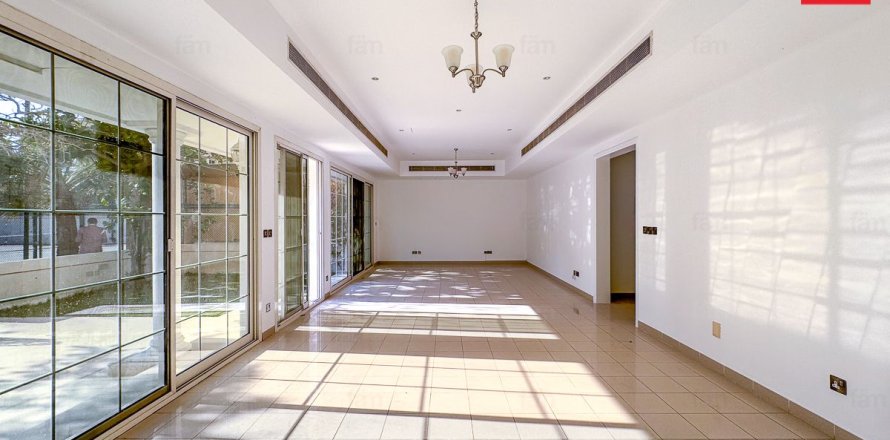 Huvila Umm Suqeim, Dubai, Arabiemiraatit 4 makuuhuonetta, 320 m2 № 678287