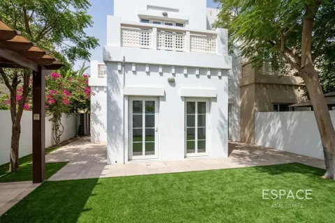 Vila u The Lakes, Dubai, UAE 4 spavaćih soba, 254 m2 Br. 738195 - fotografija 1