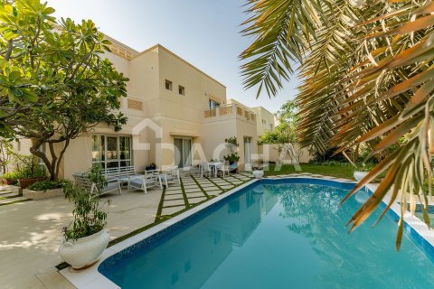 Vilë në Meadows, Dubai, Emiratet e Bashkuara Arabe 5 dhoma gjumi, 570 m2. № 706689 - Foto 2
