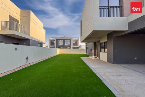 Villa te huur in Dubai, VAE 4 slaapkamers, 411.7 vr.m., nr 655658 - foto 11