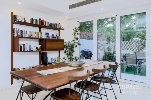 Villa in The Lakes, Dubai, UAE 3 bedrooms, 280 sq.m. № 661046 - photo 5