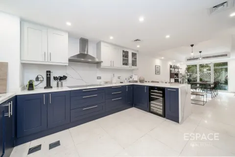 Villa in The Lakes, Dubai, UAE 3 bedrooms, 280 sq.m. № 661046 - photo 6