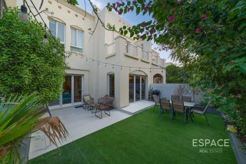 Villa in The Lakes, Dubai, UAE 3 bedrooms, 280 sq.m. № 661046 - photo 1