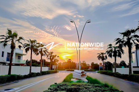 Dúplex en venta en Abu Dhabi, EAU 3 dormitorios, 397 m2 № 678592 - foto 1