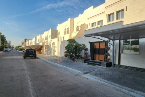 Villa en alquiler en Al Bateen, Abu Dhabi, EAU 4 dormitorios, 325.2 m2 № 669020 - foto 1