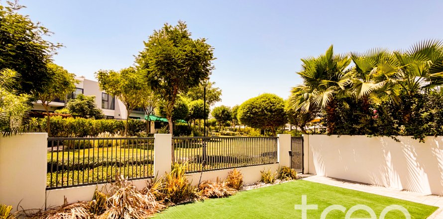 Casa urbana em Dubai, EAU 4 quartos, 250 m2 № 739242