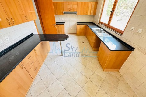 Villa te huur in Jumeirah, Dubai, VAE 4 slaapkamers, 371.6 vr.m., nr 650557 - foto 10