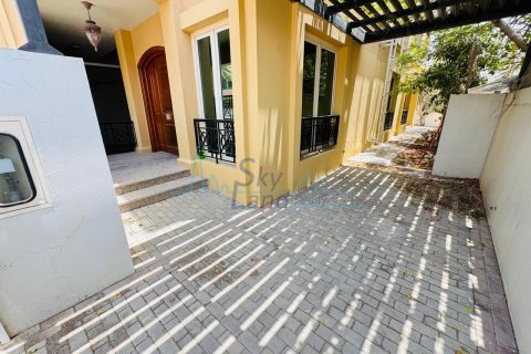Villa te huur in Jumeirah, Dubai, VAE 4 slaapkamers, 371.6 vr.m., nr 650557 - foto 2